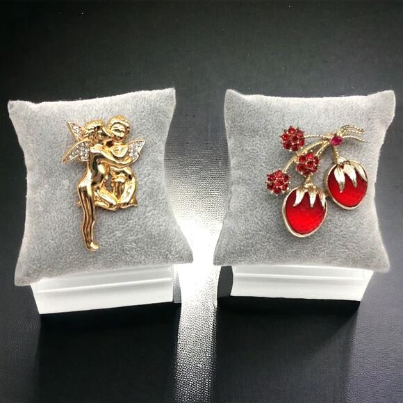 Kissing Angels Gold Tone Pin Sarah Coventry Frosted Strawberry Brooch with Ruby - Picture 1 of 14